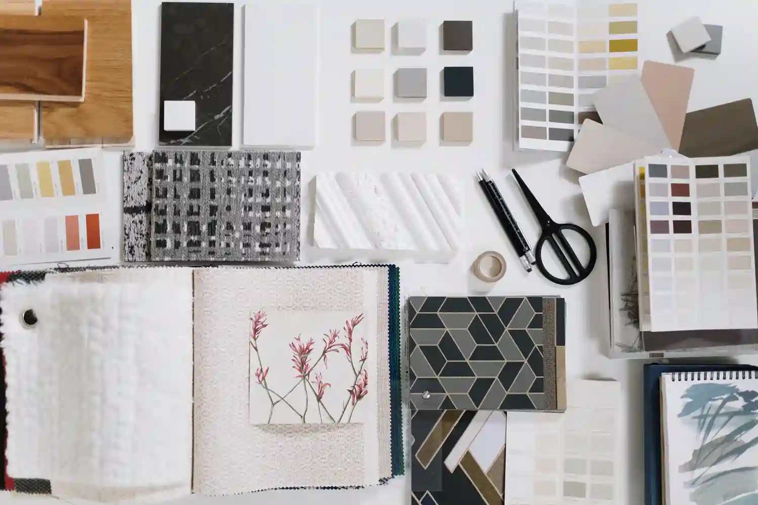 Antjes – Roomstyling – Eine optisch ansprechende Anordnung von Elementen eines Moodboards für Innenarchitekten, darunter Stoff- und Farbmuster, Paneele und Zementfliesen in einer kreativen Flat-Lay-Komposition. Die Farbpalette umfasst